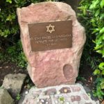 Geste symbolique à la stèle de l'ancienne synagogue